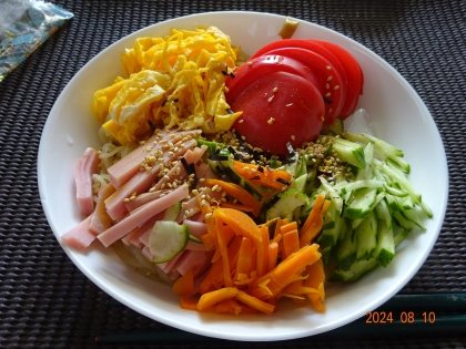 ボンレスハムと人参と玉子とトマトと胡瓜の冷麺