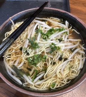 人参とネギのごま油と醤油ラーメン