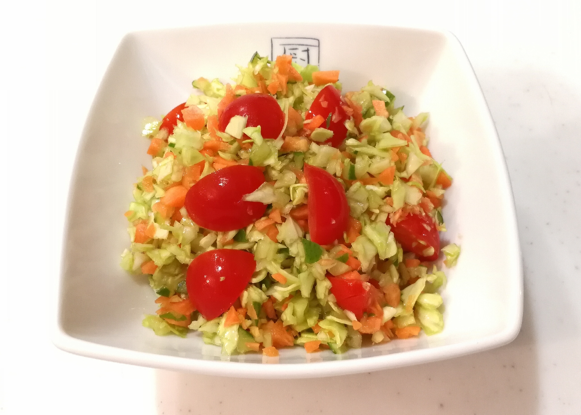 器に盛られたチョップドサラダ