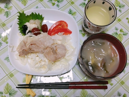 お酒と水でしゃぶしゃぶすると、豚肉が柔らかくてとっても美味しいです！

キャベツと玉ねぎの上に豚しゃぶのせて出したら、家族にも柔らか～と大好評でした！