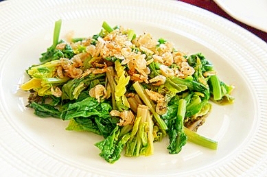 白い皿に盛り付けられたちぢみほうれん草と桜えびのホットサラダ