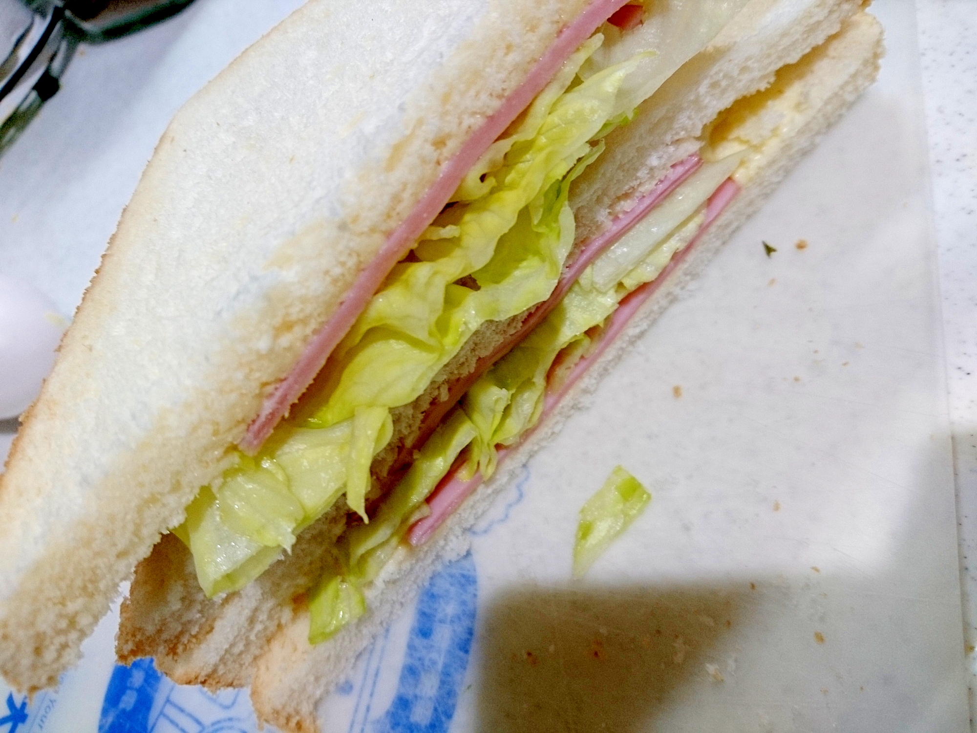 簡単レタスとハムのサンドイッチ