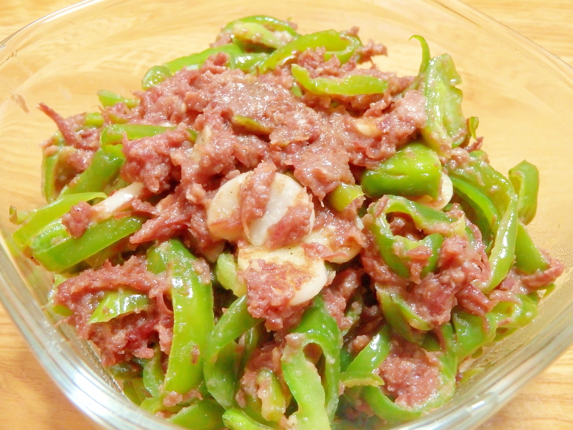 ピーマンのにんにくコンビーフ炒め