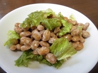 レタスの食感と梅干しの酸味が加わってとってもおいしい納豆になりました。