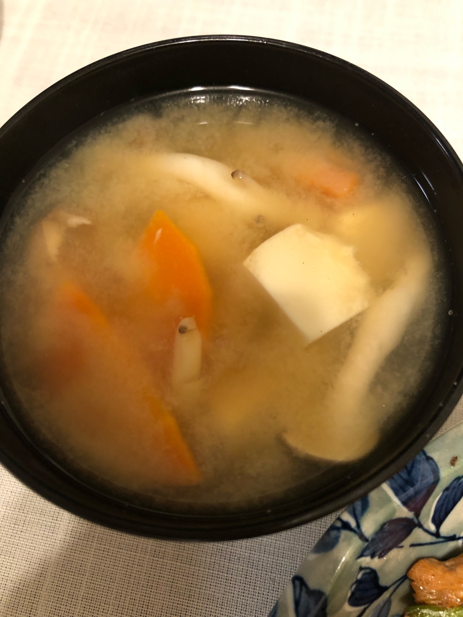 しめじとにんじんと豆腐の味噌汁