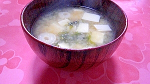 豆腐とちび麩とアオサ海苔の味噌汁