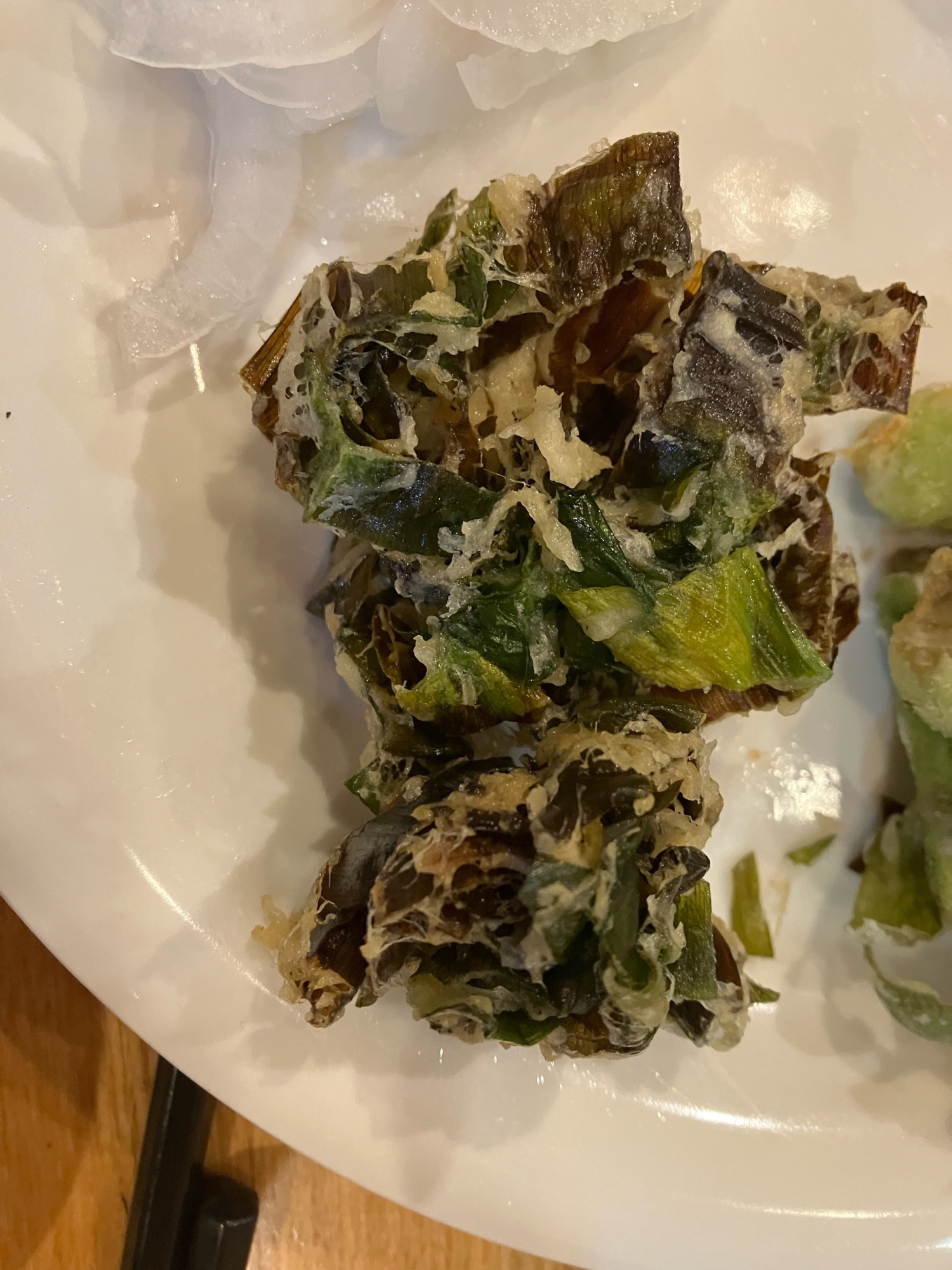 白い皿にのせた行者にんにくのかき揚げ