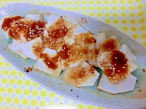 皿に盛りつけられたかぶのドレッシング焼き