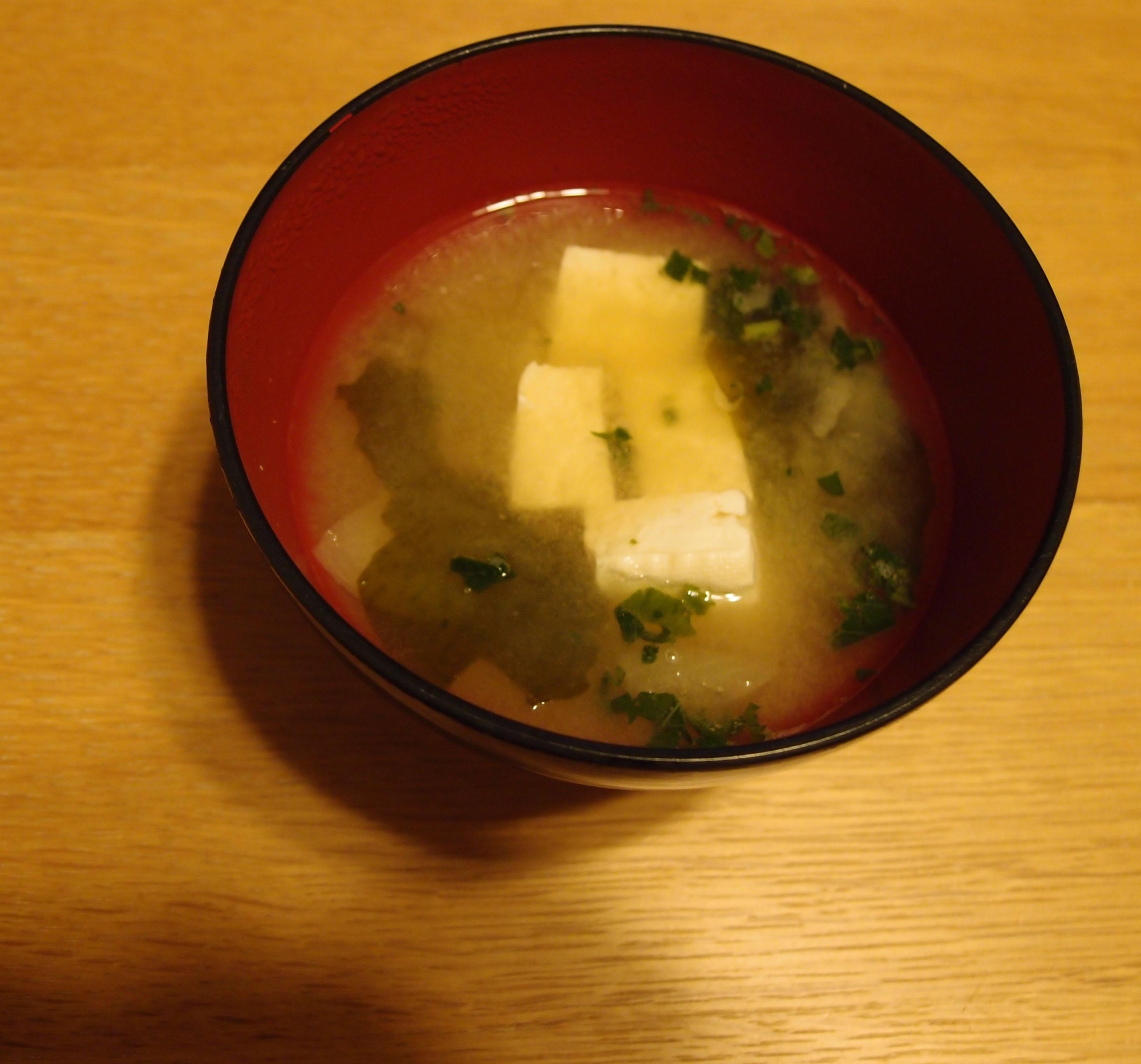 玉ねぎとモロヘイヤと豆腐とワカメのお味噌汁