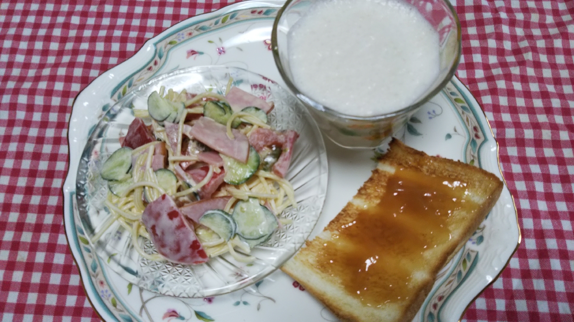 ハムと野菜のパスタサラダとスムージーとトースト☆