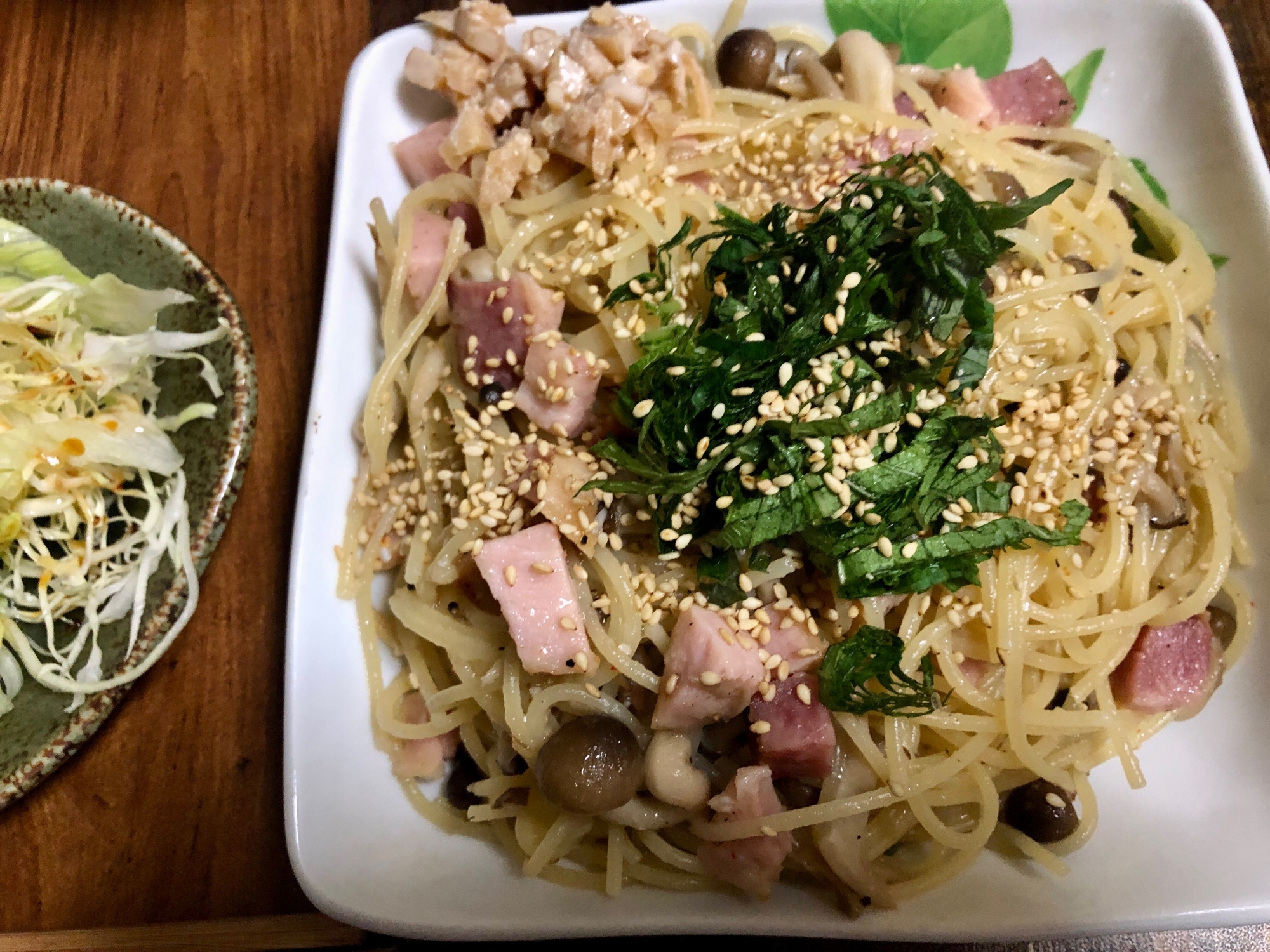 かぶとしめじのバター醤油ベーコンパスタ