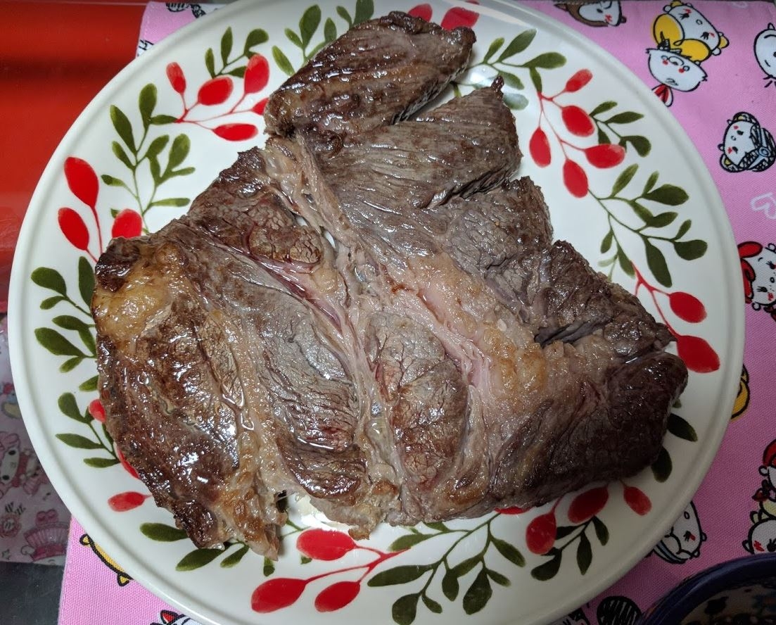 厚みがある牛肉のステーキ