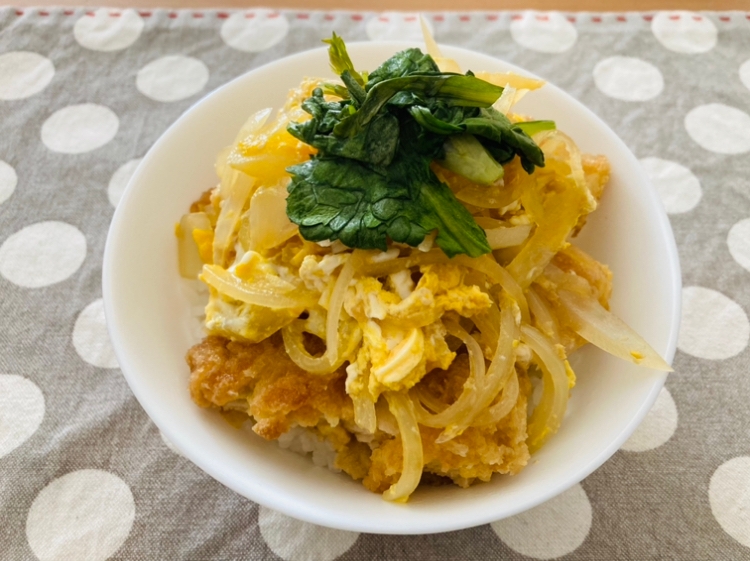 残りのチキンカツで！卵とじ丼