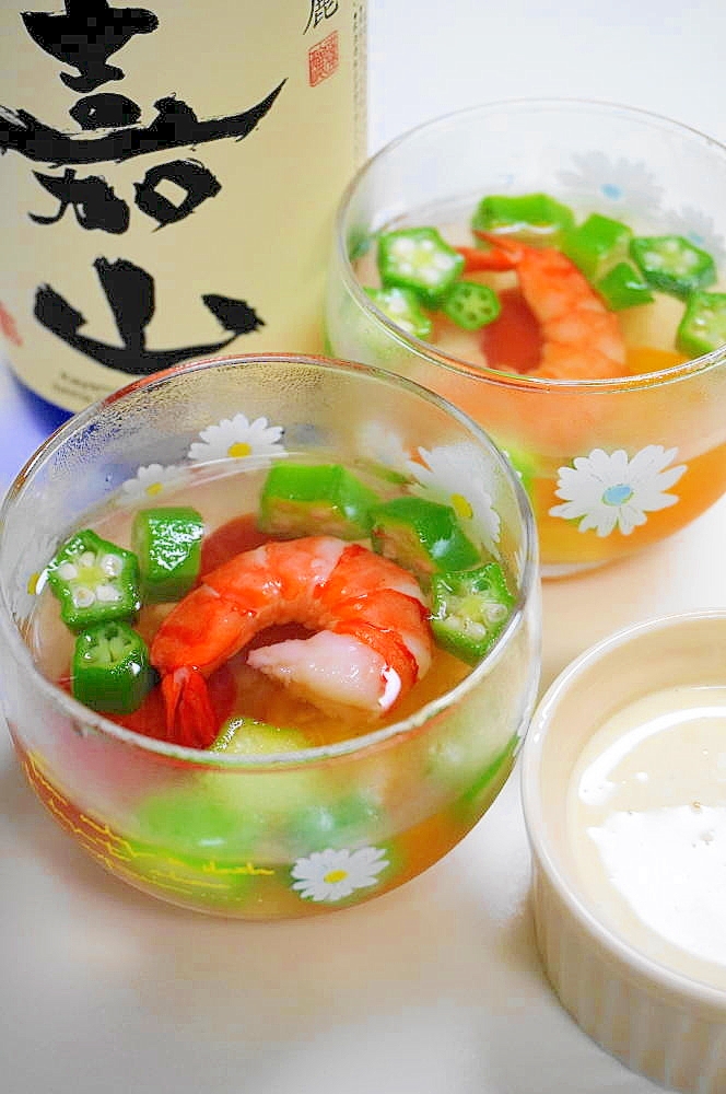 見た目にも涼しい！夏野菜と海老のゼリー寄せ