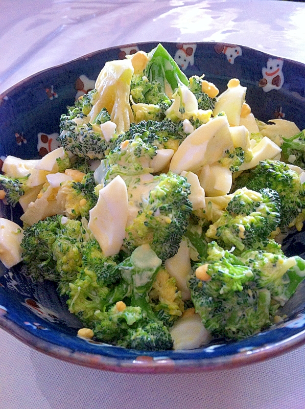 ブロッコリーとゆで卵のサラダ