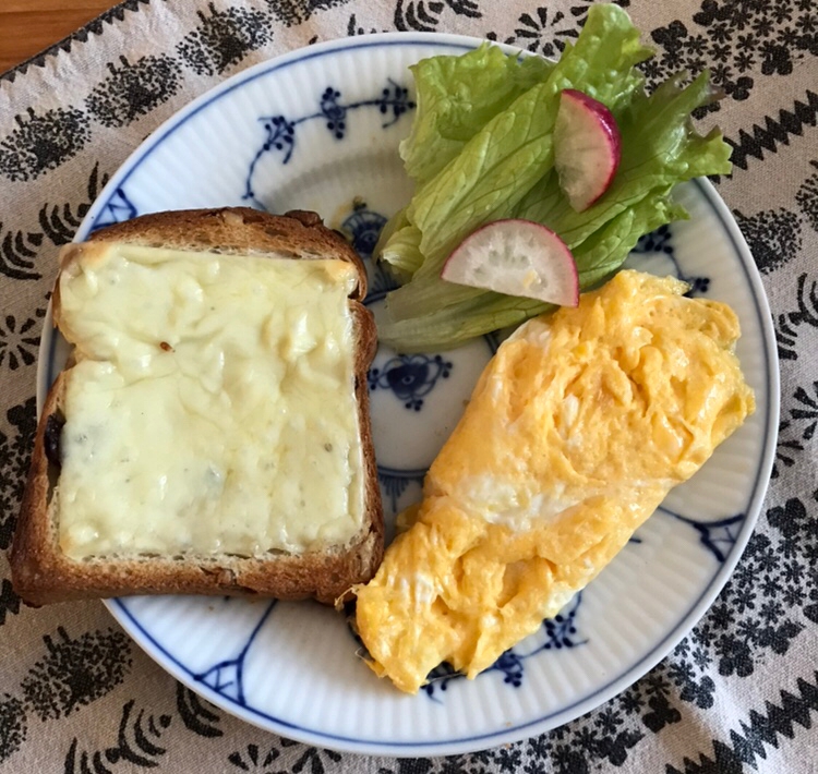 ぶどうパンチーズトーストの朝ごはんプレート