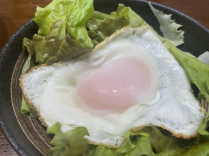 トマトサラダと目玉焼き