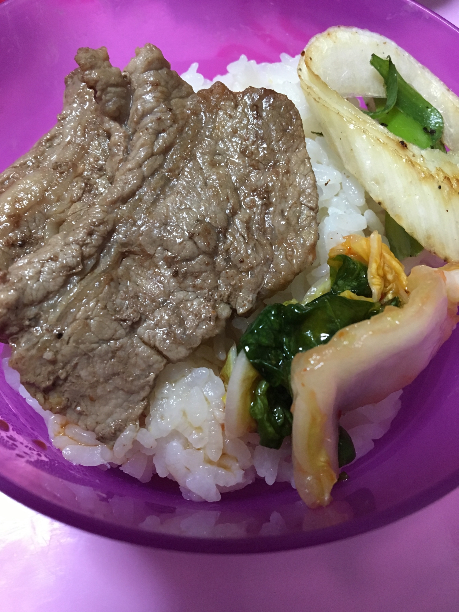 岩岡ねぎとキムチ添え╰(*´︶`*)╯♡牛肉バラ丼