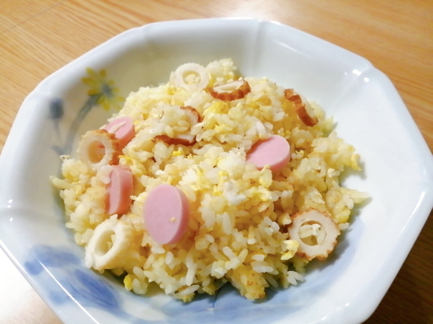 魚肉ソーセージとちくわと卵の炒飯