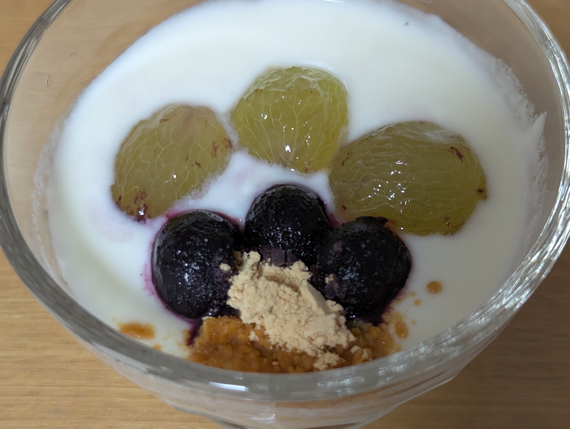 巨峰とブルーベリーのヨーグルト