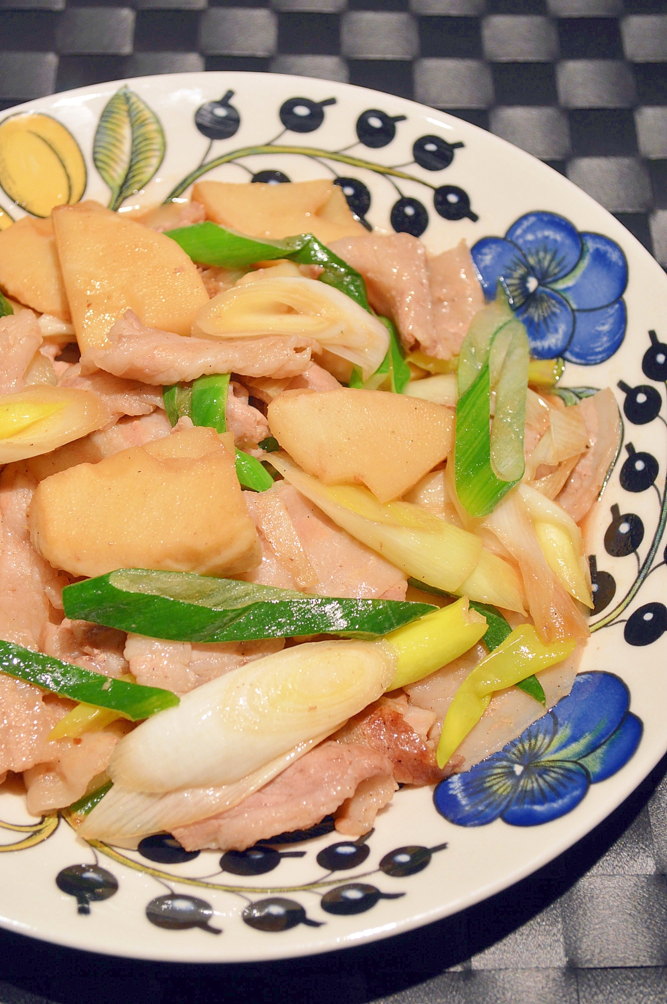 焼き肉のタレで簡単！筍と豚バラの炒めもの