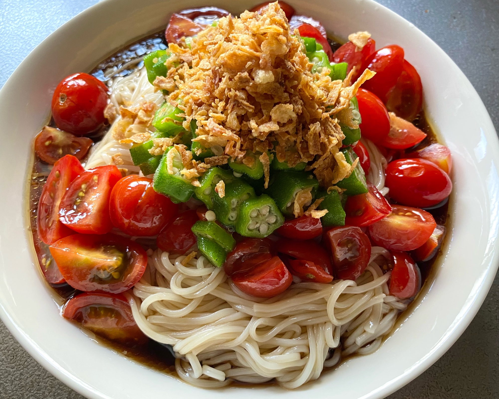 カリカリ食感がたまらない☆ミニトマトとオクラの素麺