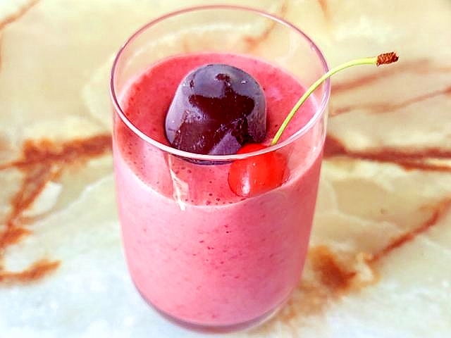 夏におすすめ!カキーンと来る苺のフラペチーノ風♪