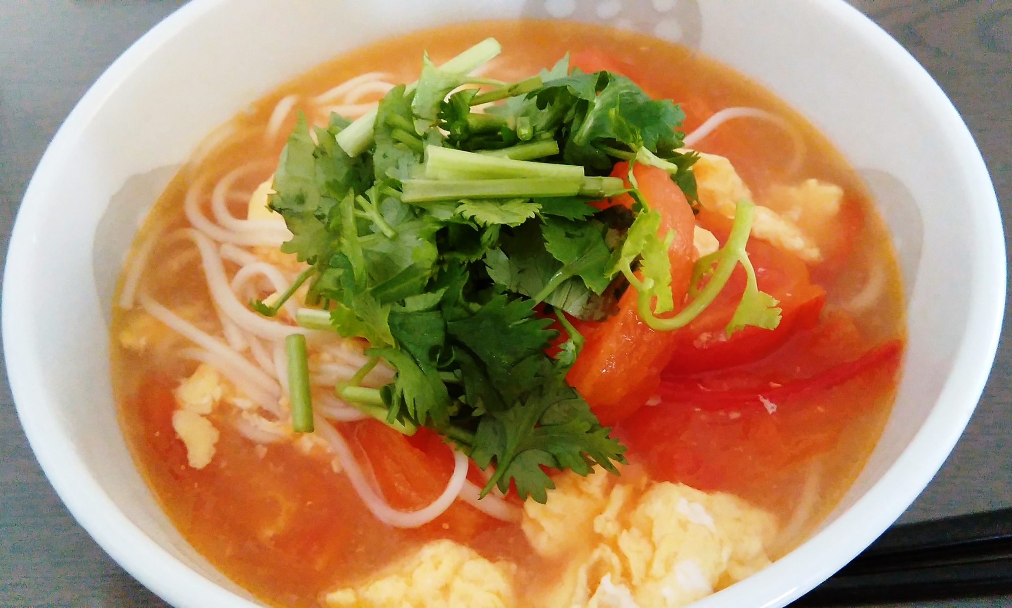 お鍋一つで超簡単！パクチー香るトマたま麺