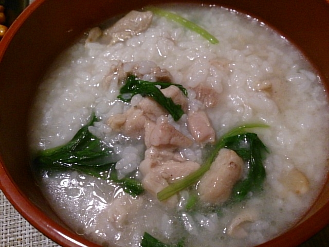 土鍋で作る鶏肉とほうれん草のお粥