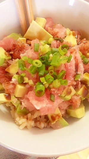 ごま油が隠し味♪ネギトロアボカド丼