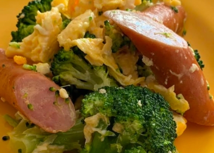 ブロッコリーと魚肉ソーセージの卵炒めꕤ୭*
