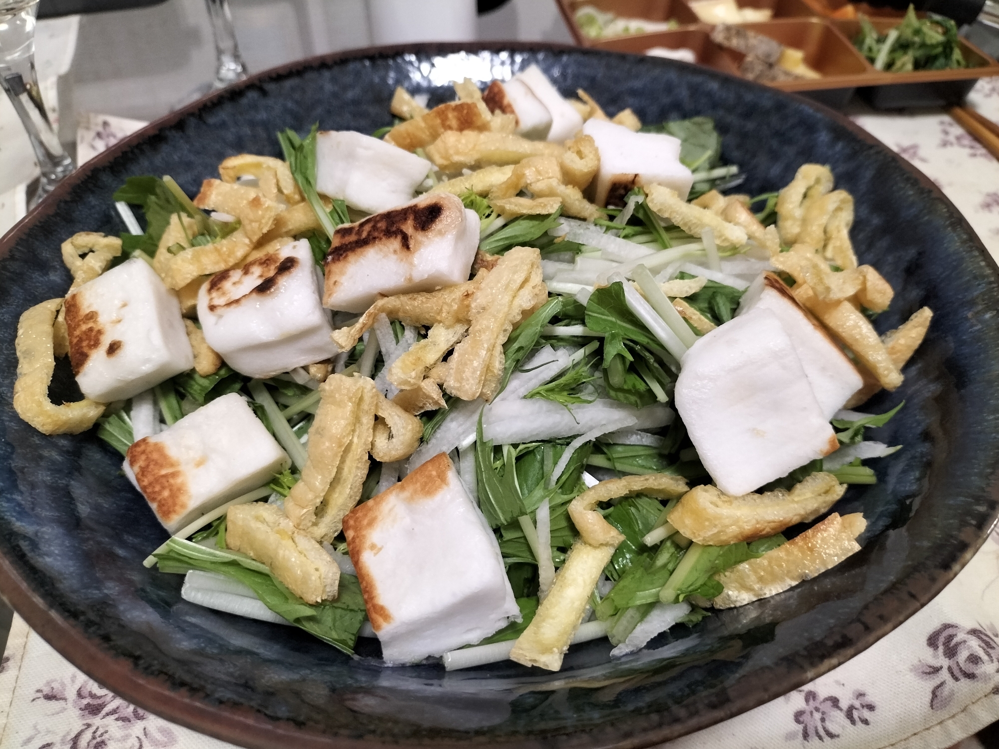 カリカリ油揚げとはんぺんの簡単水菜大根サラダ