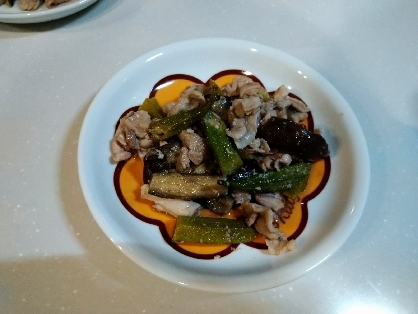 茄子とオクラ豚肉の麺つゆ炒め