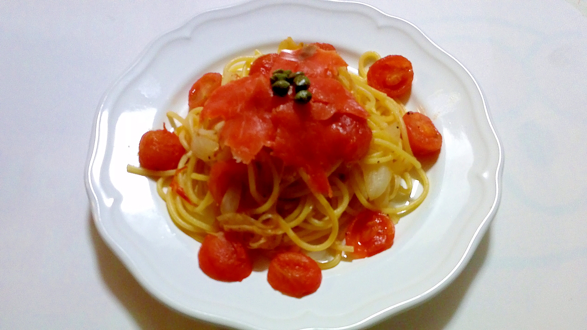 スモークサーモンとミニトマトのスパゲティ