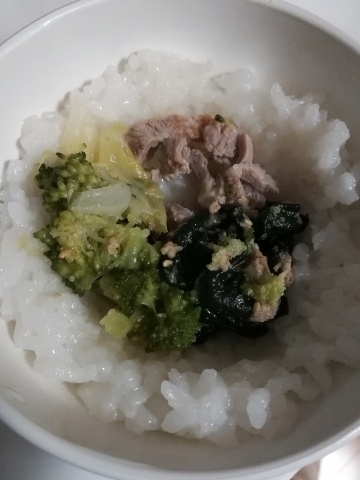 ブロッコリー白菜と豚肉の胡麻味噌丼