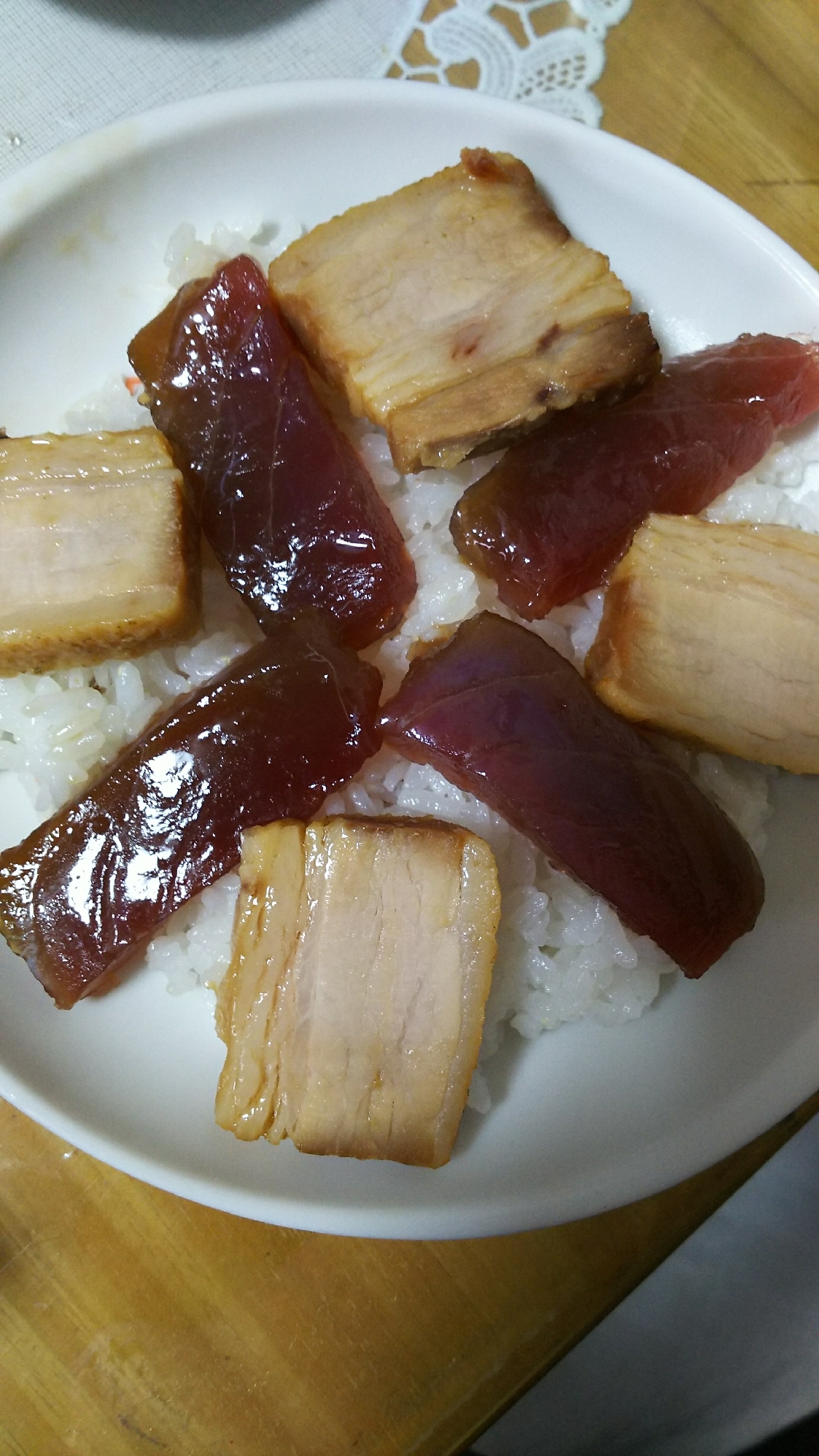 マグロの漬けと豚バラ角煮丼