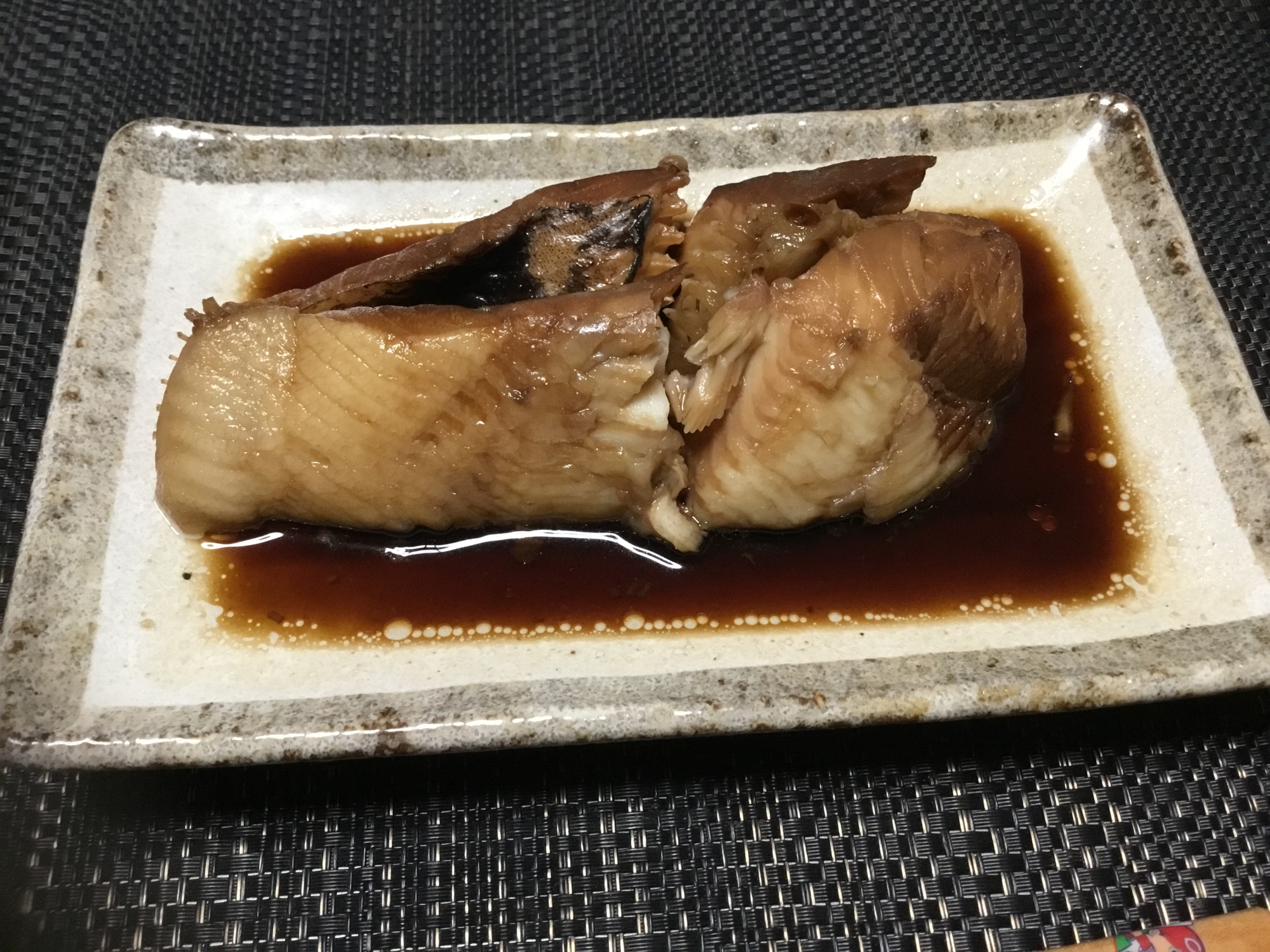 皿に盛られた、かれいの煮付け