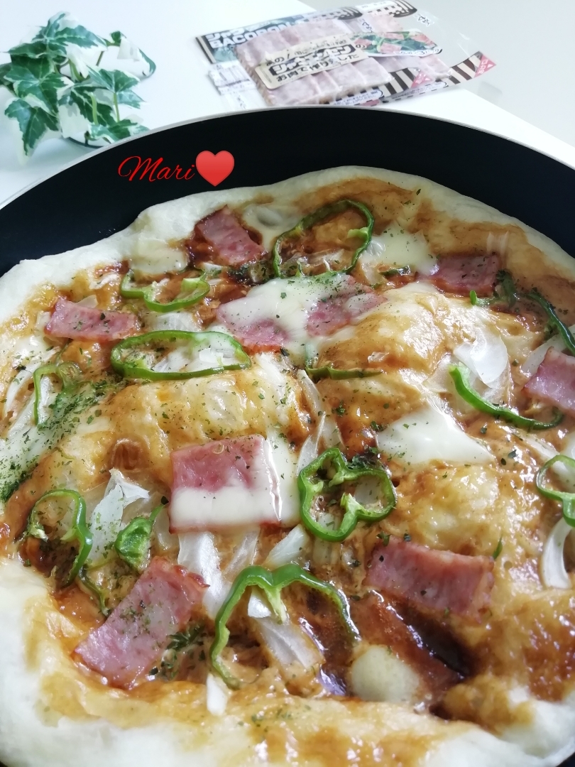 フライパンで☆シャウベーコロン☆ピザ〜ソースver