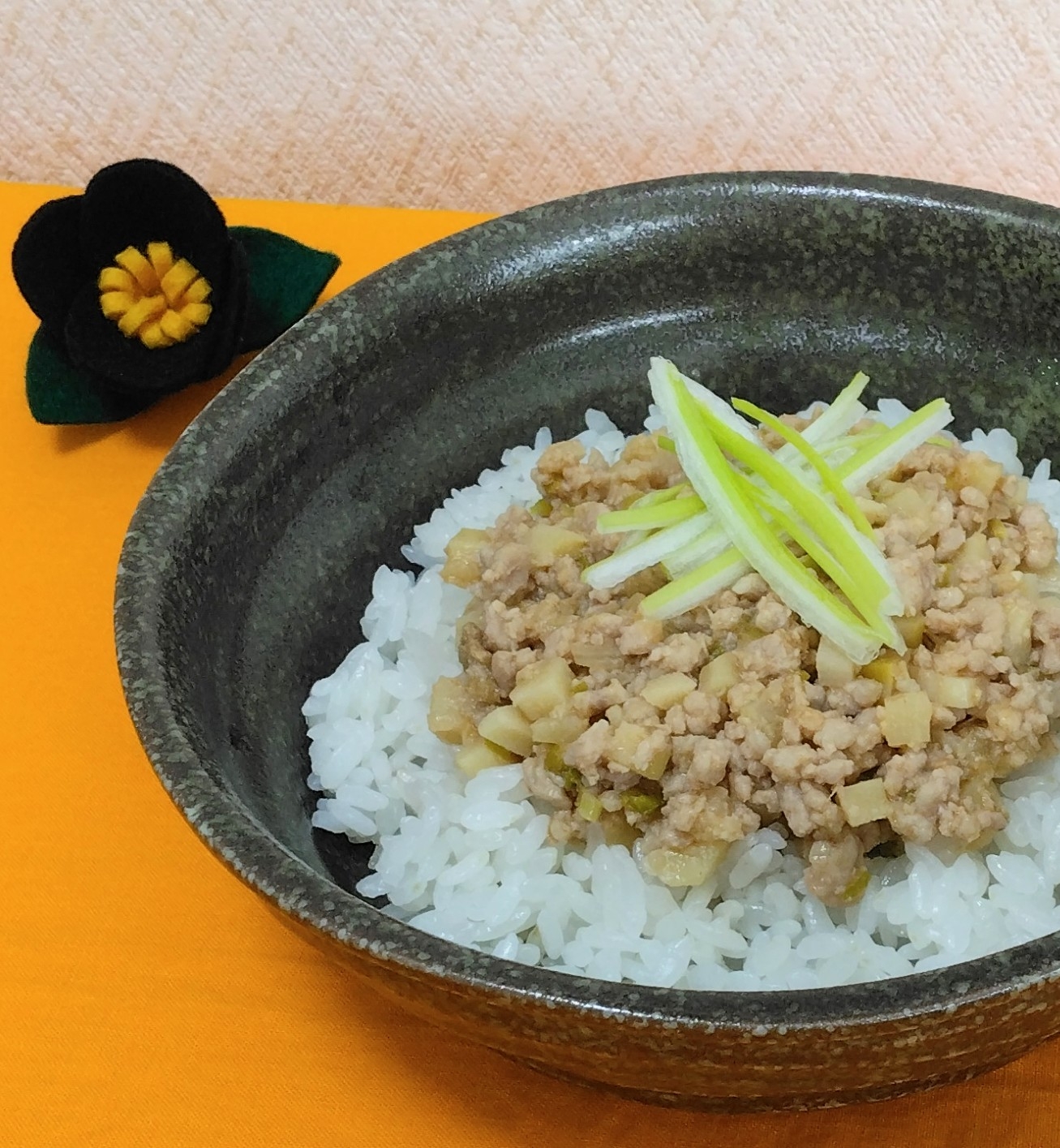 ご飯にのっけて麺でもイケル‼️竹の子たっぷり肉みそ