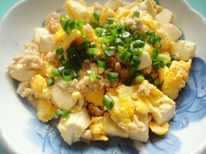 豆腐と鶏ミンチと卵の中華炒め