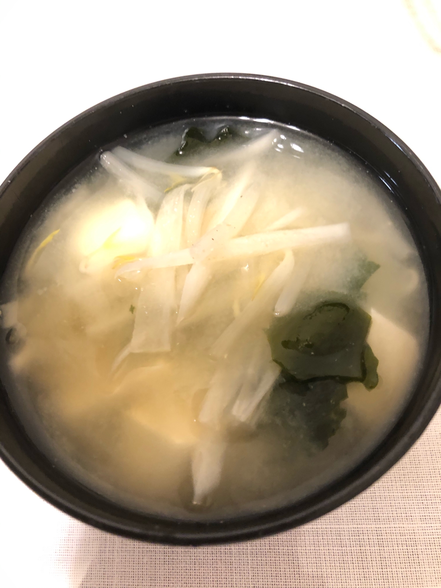 もやしと大根と豆腐とわかめの味噌汁