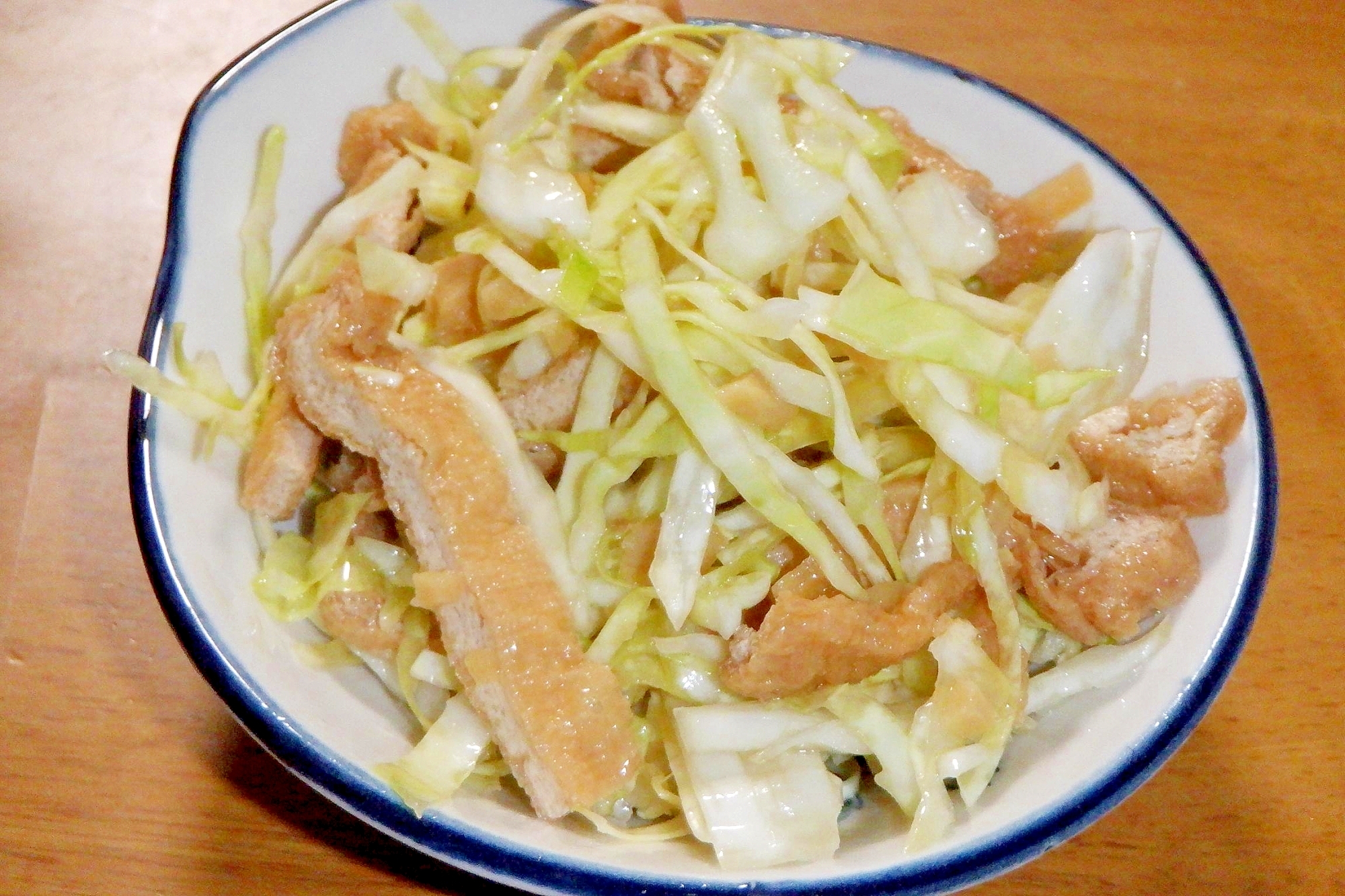 やみつき必至!キャベツと刻み油揚げのサラダ