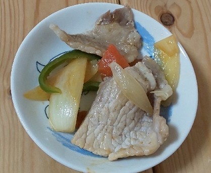 今朝のお弁当に、豚肉と野菜炒め作りました☘️彩りキレイな炒め物嬉しいです♥️ご実家はIHなのですね～私も母に使わないなべもらって使ってます☺️同じで嬉しいです♡