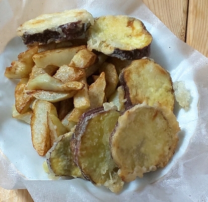 お昼に、さつまいも天ぷら&フライドポテトを作りました☘️イモイモコンビ、とてもおいしくいただきました✨今日は良い天気で暖かいですね(*´ﾉ∀`*)猫は日向ぼっこ