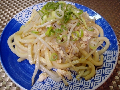 節約☆包丁不要♪鶏ひき肉ともやしの焼きうどん