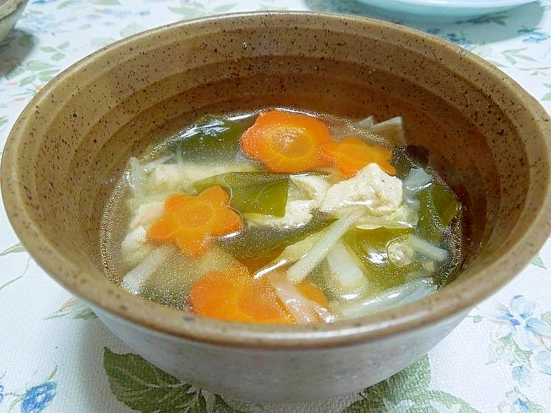 鶏むね肉とお花にんじんの中華スープ