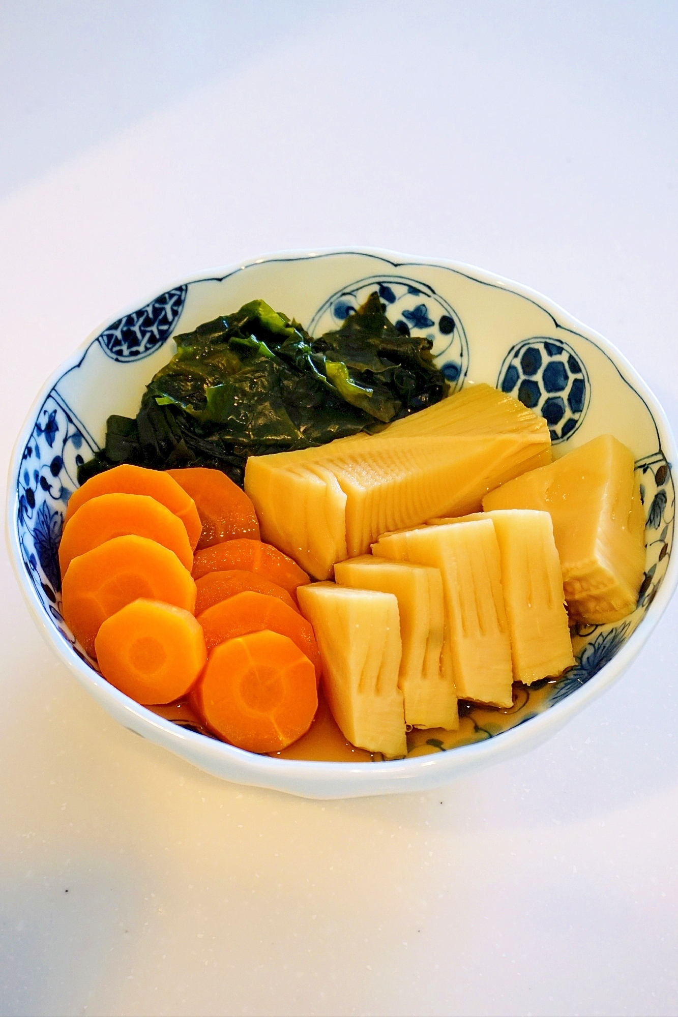 春の上品な贈物！タケノコとワカメの煮物（若竹煮）