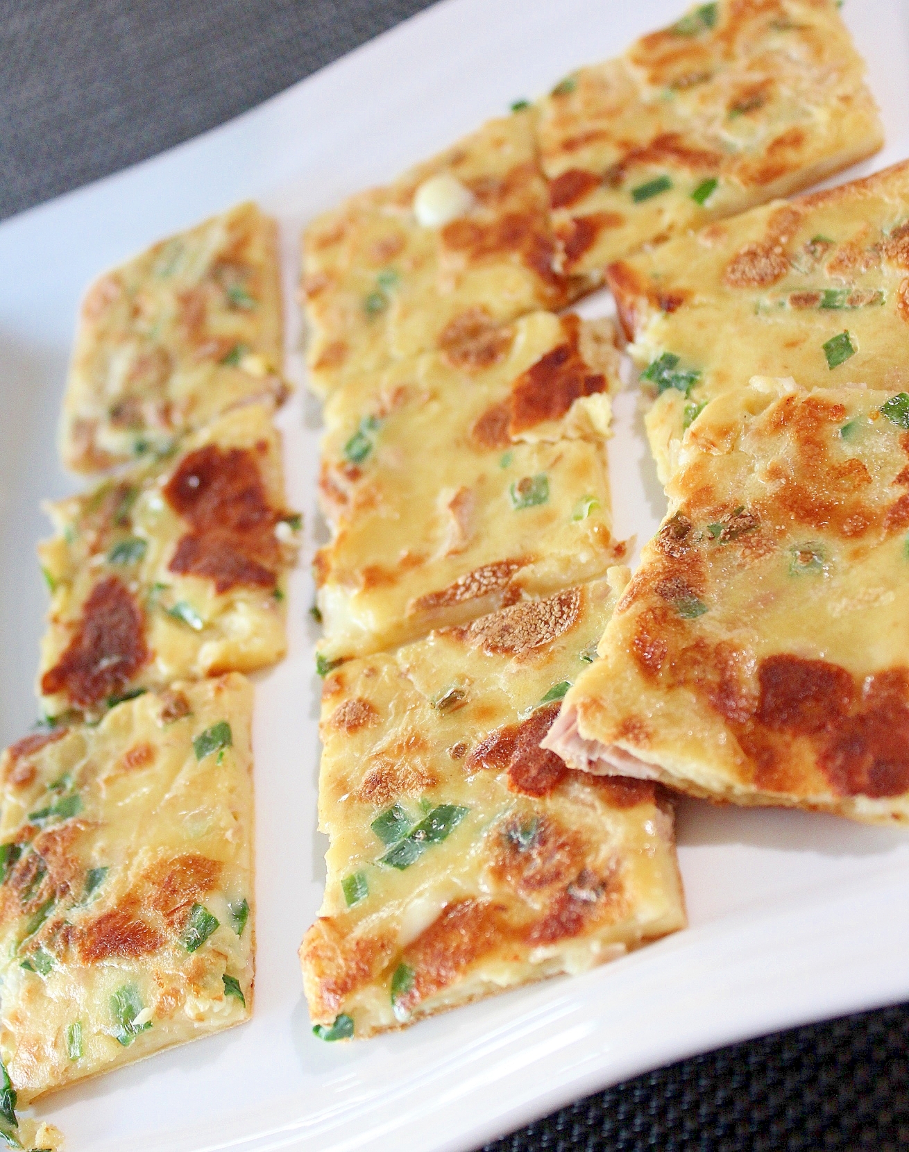 白い皿に盛られたチーズ入りヒラヤーチー