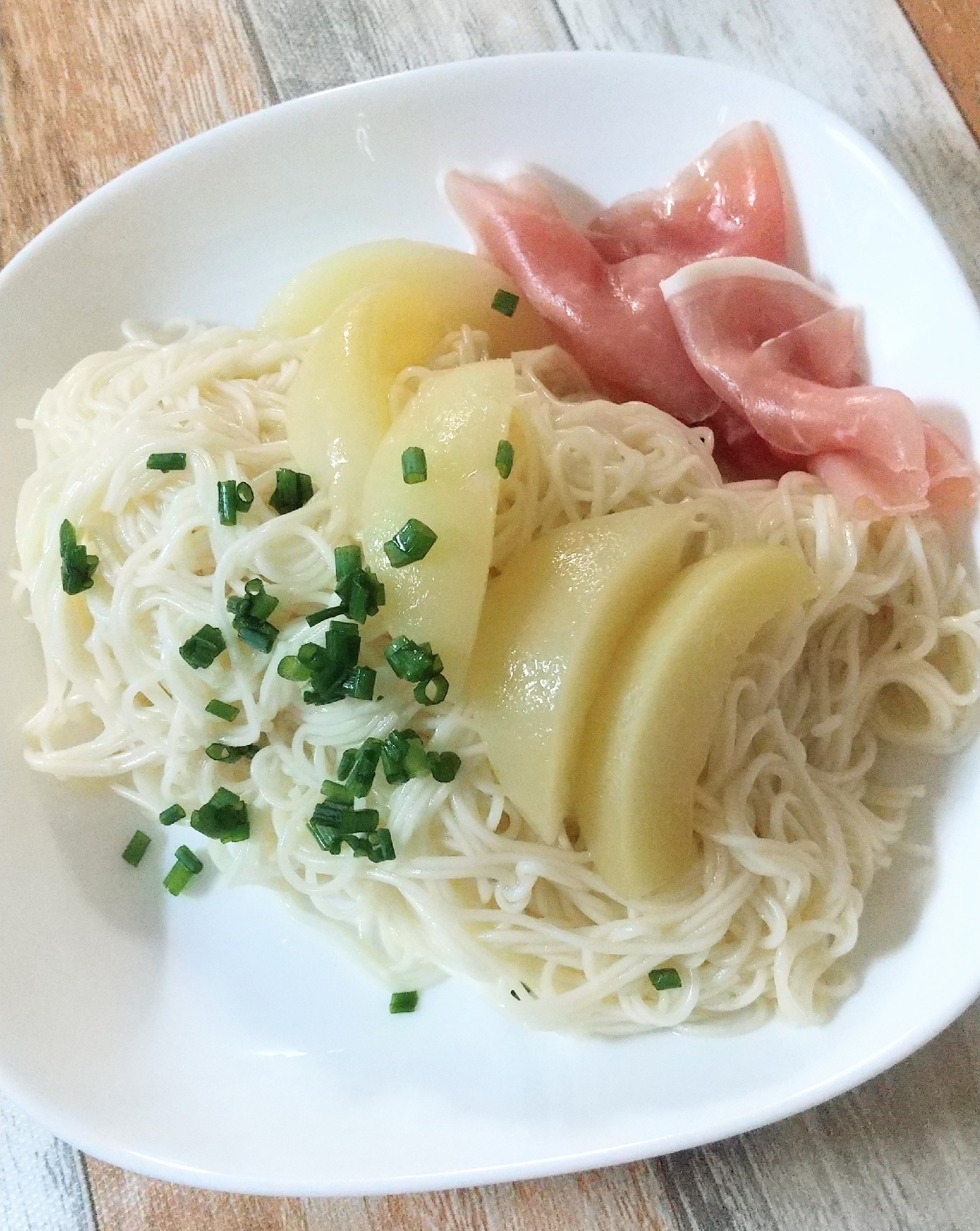 生ハムと桃缶の素麺