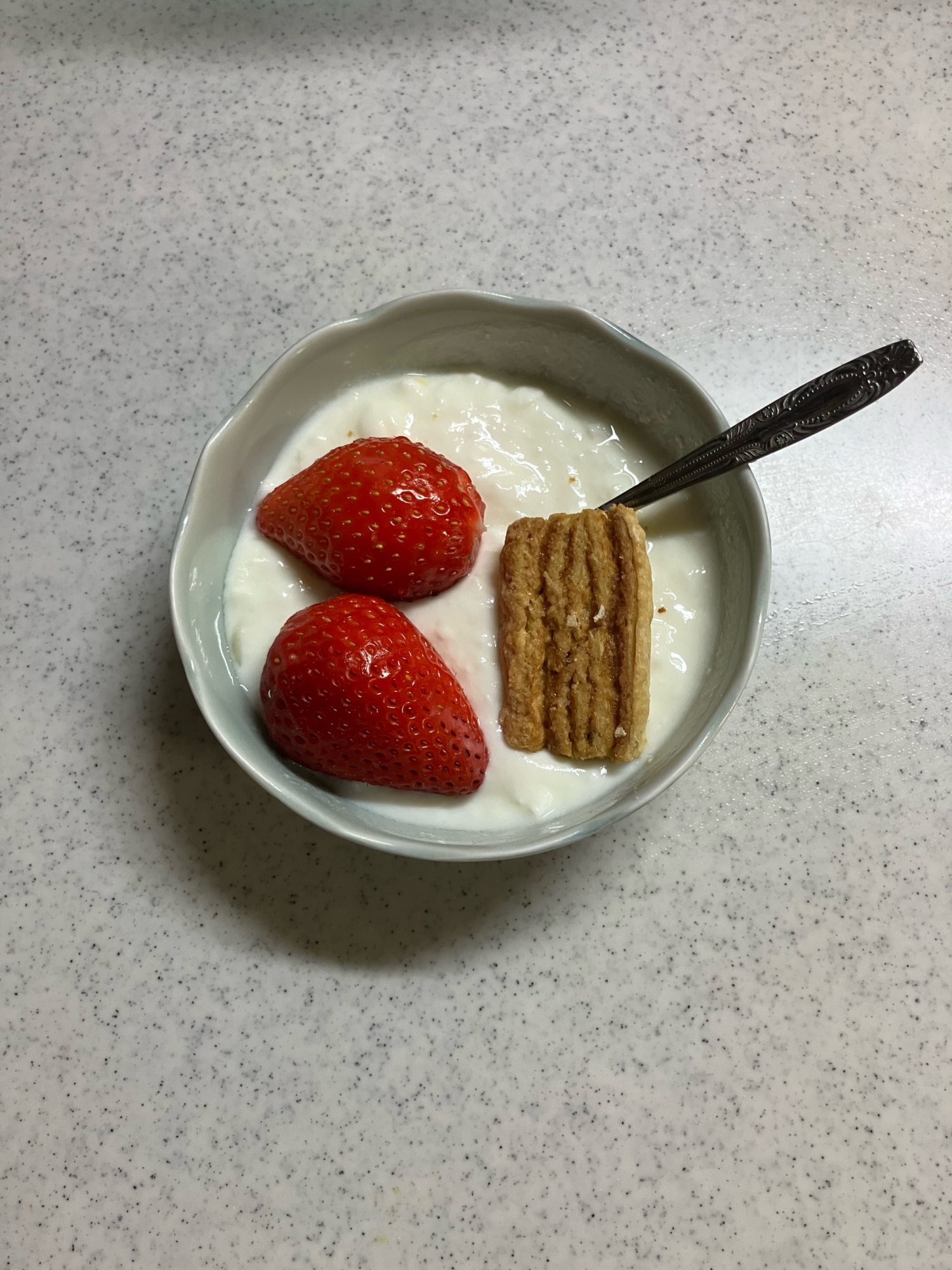 いちごとパイ菓子のヨーグルト